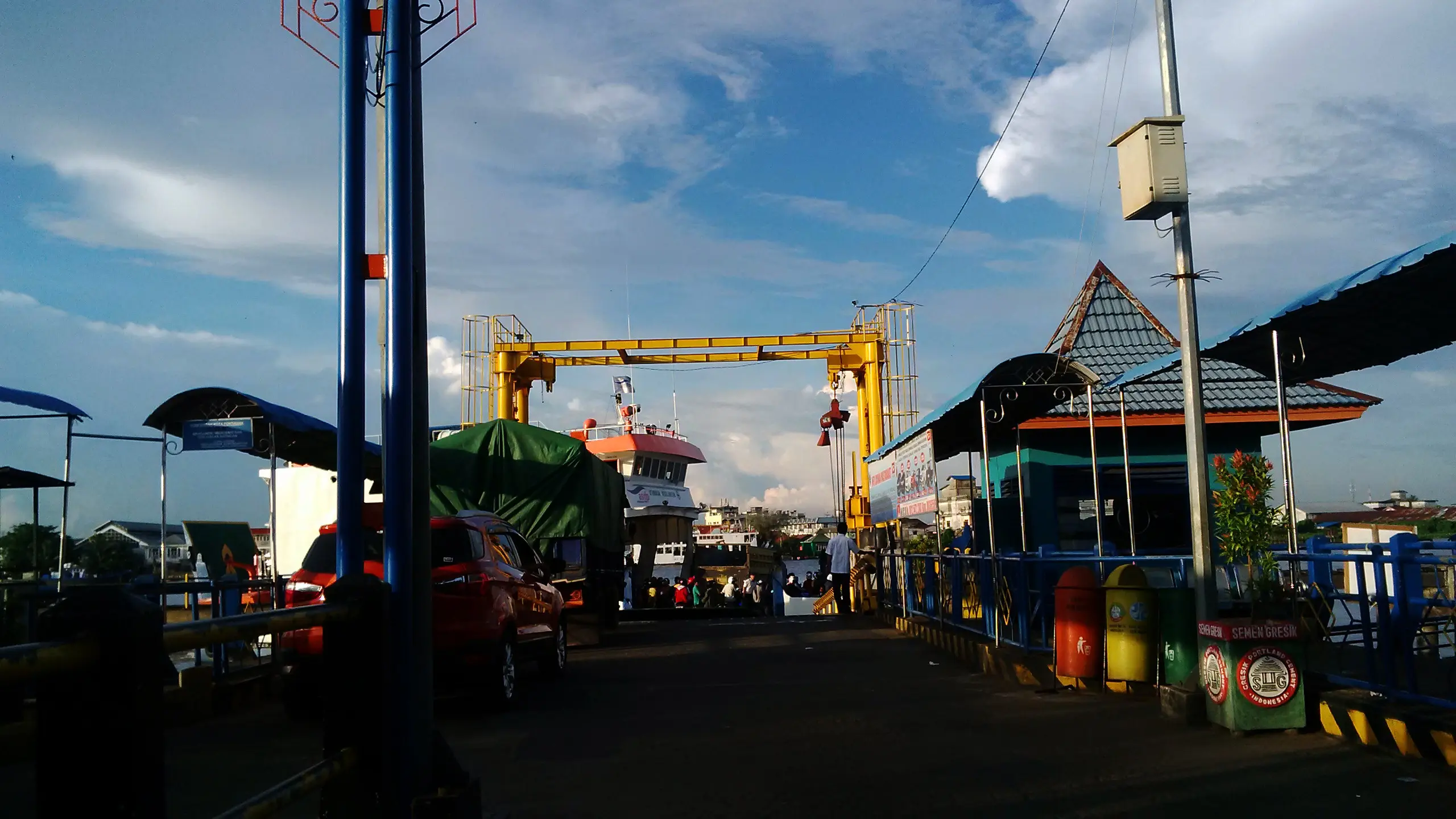 Suasana dan aktivitas pagi di pinggiran Sungai Kapuas, Pontianak, Kalimantan Barat. (Liputan6.com/Raden AMP)