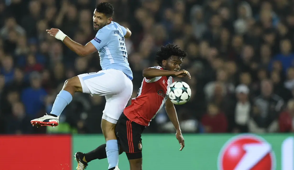 Bek Feyenoord, Miguel Nelom, duel udara dengan striker Manchester City, Sergio Aguero, pada laga Liga Champions di Stadion Feyenoord, Rotterdam, Rabu (13/9/2017). Feyenoord kalah 0-4 dari City. (AFP/John Thys)