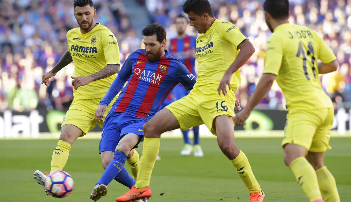 Aksi Lionel Messi melewati adangan para pemain Villareal pada lanjutan La Liga pekan ke-36 di Camp Nou stadium, Barcelona (6/5/2017). Barcelona menang 4-1. (AP/Manu Fernandez)