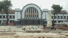 Aktivitas pekerja di Kawasan Kota Tua, Jakarta, Rabu (3/8/2022). Proyek revitalisasi jalur pedestrian di kawasan Kota Tua akan selesai pada Agustus 2022, yang sudah mencapai 98 persen. (Liputan6.com/Herman Zakharia)
