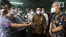 Juru Bicara dan Brand Manager Aice Group Sylvana, Kepala Staf Kepresidenan Moeldoko dan Corporate General Manager Brand Management Center Aice Group berbincang pada acara Gerakan Bersama dari Pintu ke Pintu Wajib Masker di Kemayoran, Jakarta, Kamis (22/7/2021). (Liputan6.com/Pool)