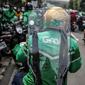 Driver Grab Bike mengenakan Grab Protect pelindung yang membatasi antara pengemudi dan penumpang saat diluncurkan di Jakarta, Selasa (9/6/2020). (Liputan6.com/Faizal Fanani)