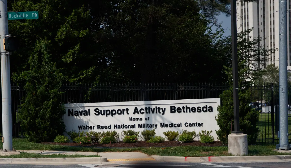 Suasana gerbang masuk menuju Pusat Medis Militer Nasional Walter Reed di Bethesda, Maryland, Senin (14/5). Gedung Putih mengumumkan Melania Trump, istri Presiden AS Donald Trump, menjalani operasi untuk menyembuhkan kondisi ginjalnya. (AP/Carolyn Kaster)