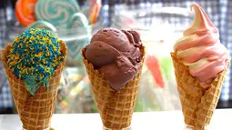 Mengkomsumsi es krim yang terkenal kaya akan kandungan kalori dapat membuat perasaan bahagia. Meskipun belum ada riset yang membuktikan hal tersebut, Anda boleh mengonsumsi es krim dalam jika hal itu dapat membuat mood Anda lebih baik. (Istimewa)