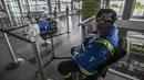 Seorang pekerja melihat layar sistem uji kamera pencitraan termal yang memeriksa suhu tubuh di pintu masuk Bandara Internasional El Dorado, Bogota, Kolombia, Senin (31/8/2020). Presiden Kolombia Ivan Duque mengizinkan lebih banyak penerbangan domestik mulai September. (Juan BARRETO/AFP)