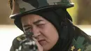 Seorang kadet perempuan Afghanistan melakukan latihan menembak sasaran di Chennai, Rabu (19/12). Sembilan belas kadet tentara Afghanistan perempuan mengambil bagian dalam program pelatihan militer India. (ARUN SANKAR / AFP)