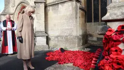 Ratu Inggris, Camilla, menyaksikan karangan bunga poppy di tugu peringatan Perang Dunia I di Gereja St. Bartholomew di Corsham, Inggris pada Selasa 28 Oktober 2025. Inisiatif komunitas ini terinspirasi oleh The Peacock Women’s Institute, Corsham, dan bertujuan menyatukan berbagai kelompok. (Chris Jackson/POOL/AFP)