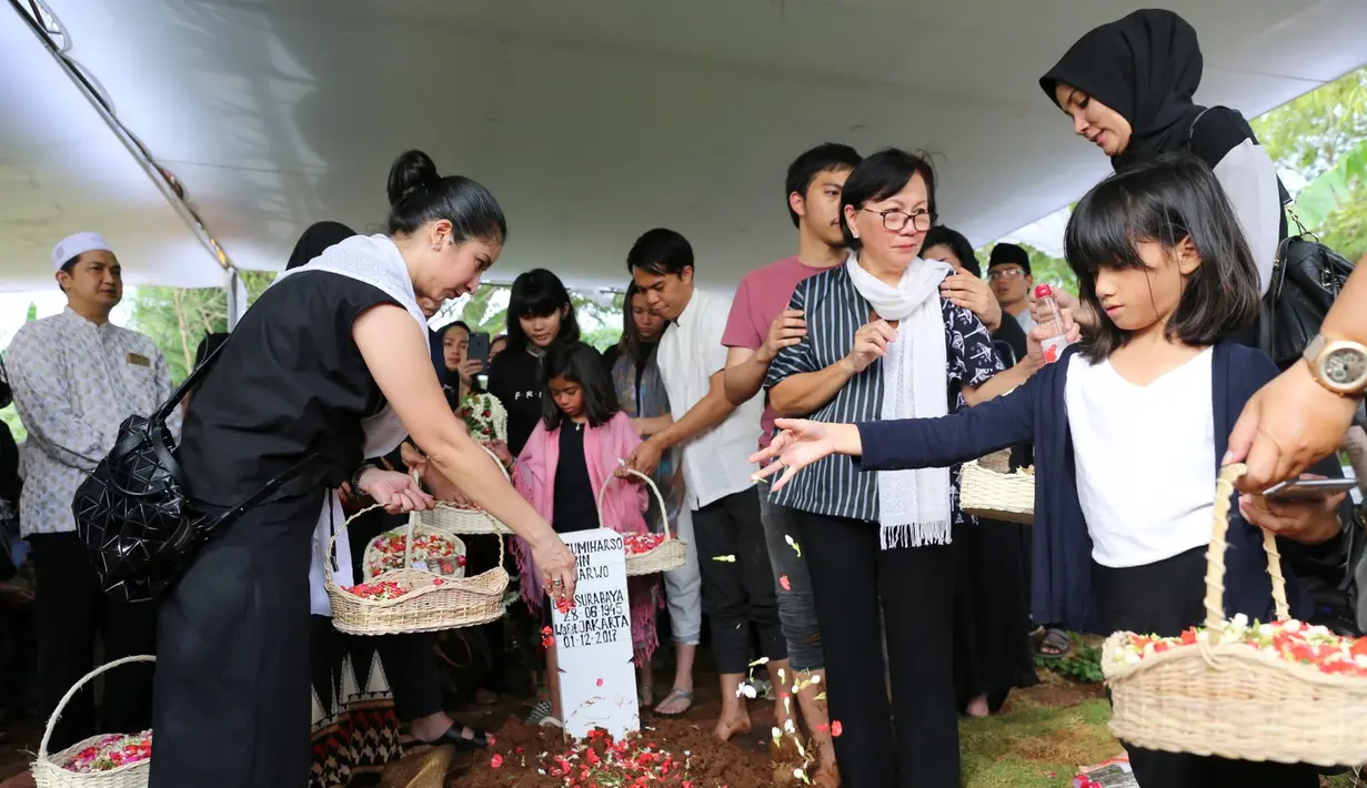Sang ayah sempat meminta Novita Angie untuk meminjam baju suster agar bisa masuk ke ruangan isolasi. (Daniel Kampua/Bintang.com)