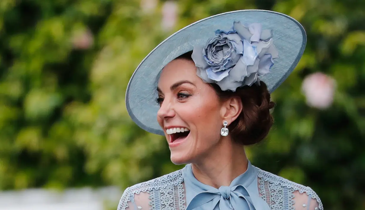 Duchess of Cambridge Kate Middleton mengenakan topi atau fascinator unik dengan bunga saat menghadiri ajang pacuan kuda Royal Ascot di Ascot, Inggris, Selasa (18/6/2019). Royal Ascot menjadi ajang bagi wanita Inggris untuk tampil dengan fascinator unik. (AP Photo/Alastair Grant)