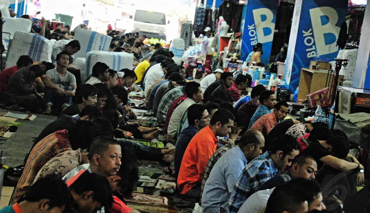 Sejumlah umat muslim mendengarkan khotbah saat melaksanakan salat Jumat berjamaah di di selasar Blok A Pasar Tanah Abang, Jakarta, Jumat (18/7/14). (Liputan6.com/Faizal Fanani)