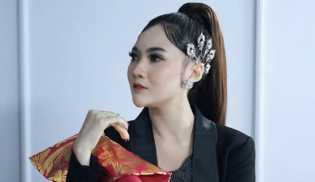 Dalam aksi panggungnya, wanita asal Kediri ini memang lebih sering terlihat tampil dengan makeup dan gaya rambut cukup simpel. Namun, penampilan Nella tetap terlihat begitu menawan dan memesona. (Liputan6.com/IG/@nellakharisma)