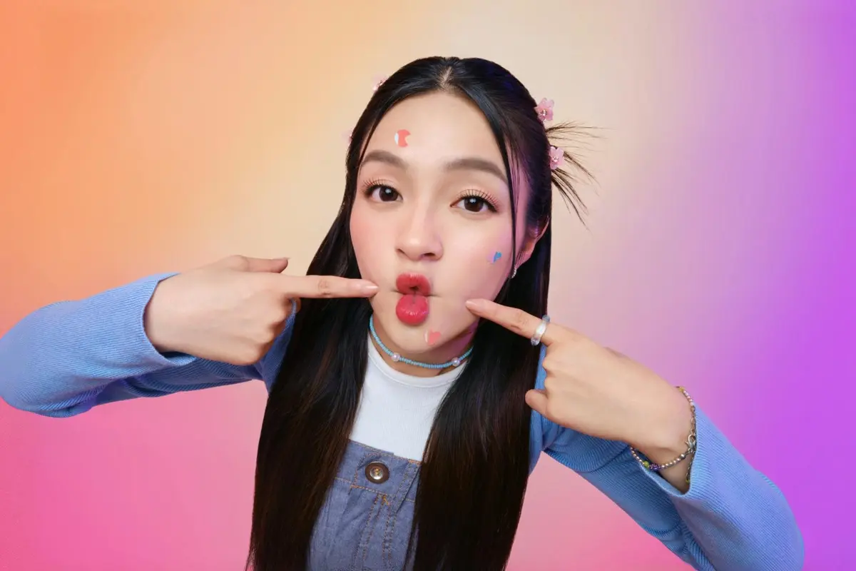 Solusi Tampil Percaya Diri ala Eca Aura dengan Acne Patch Hologram, "Kesayangan" Baru untuk Atasi Jerawat! (Foto dok : Derma Angel/Artemis Indonesia)