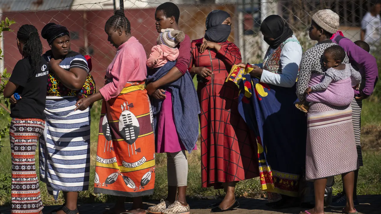 FOTO: Kasus COVID-19 Terus Meningkat, Afrika Selatan Akan Longgarkan Lockdown