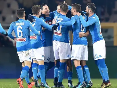Para pemain Napoli merayakan gol yang dicetak oleh Marek Hamsik ke gawang Torino pada laga Serie A di Stadion Olimpico Grande Torino, Sabtu (16/12/2017). Napoli menang 3-1 atas Torino. (AP/Alessandro Di Marco)