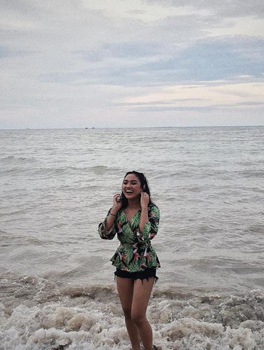 Kontestan sebuah ajang pencarian bakat di televisi, Marion Jola saat berada di sebuah pantai. Selain kerap tampil seksi, Marion Jola juga terkenal jago makeup. (Instagram/lalamarionmj)