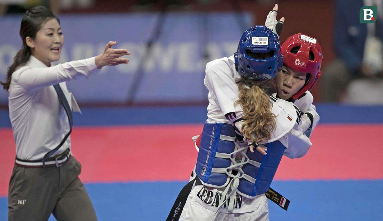Atlet taekwondo Indonesia, Mariska Halinda, saat melawan wakil Lebanon, Laetitia Aoun, pada babak perdelapan final Asian Games di JCC, Jakarta, Senin (20/8/2018). Mariska Halinda kalah poin 22-23 dari Laetitia Aoun. (Bola.com/Peksi Cahyo)