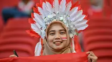 Seorang suporter timnas Indonesia sesaat sebelum menyaksikan pertandingan sepak bola Grup D Piala Asia Qatar 2023 antara Jepang dan Indonesia di Stadion al-Thumama di Doha pada 24 Januari 2024. (HECTOR RETAMAL/AFP)