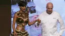 Model memperagakan busana yang terbuat dari cokelat, kreasi desainer asal Perancis, Maitre Chocolatier Philippe Bel (kanan) saat pameran cokelat internasional "Salon du Chocolat" di Milan, Italia, Jumat (12/2/2016). (REUTERS/ Stefano Rellandini)