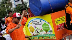 Dalam acara tersebut, Dinas Kebersihan Jakarta membawa miniatur tong sampah dan poster tentang " Ayo Buang Sampah Pada Tempatnya", Minggu (28/12/2014). (Liputan6.com/Faizal Fanani)