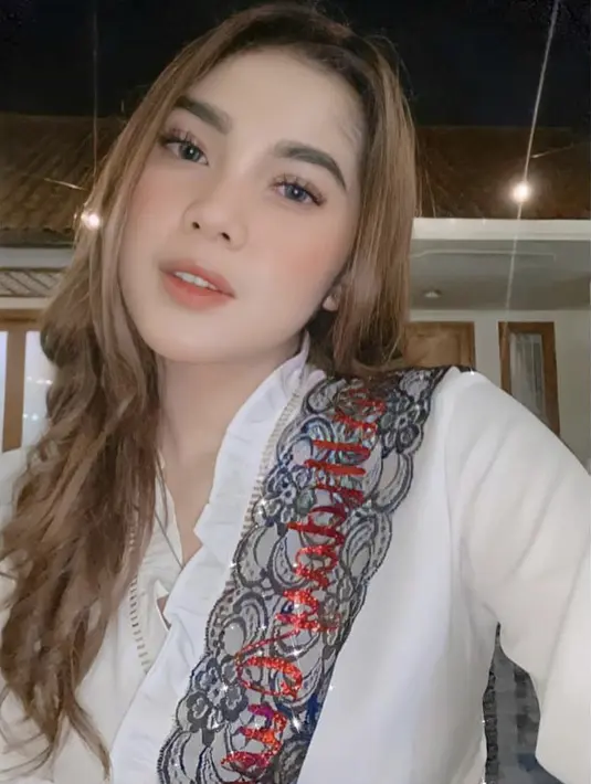 <p>Raya Kitty pun tampil mengenakan lipstik ombre ditambah blishon coral, dengan bulu mata yang on point.&nbsp;@rayanurfitrird</p>