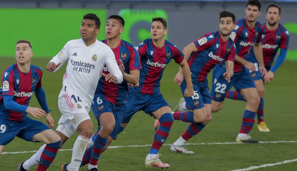 Meski begitu, Madrid masih berbahaya dan unggul terlebih dahulu melalui serangan balik cepat. (Foto: AP/Manu Fernandez)