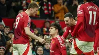 Harry Maguire merayakan gol ketiga Manchester United bersama rekan setimnya dalam laga Premier League kontra Ipswich Town, Kamis (27/2/2025) dini hari WIB. (c) AP Photo/Dave Thompson