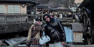 Fuji kembali mencuri perhatian dengan gaya liburannya yang effortlessly stylish saat menikmati musim dingin di Jepang bersama keluarga. Mengusung konsep layering yang kekinian, Fuji memadukan elemen kasual dan elegan dengan sentuhan khas Burberry yang membuat tampilannya standout di tengah suasana liburan. [@fuji_an].