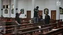Polisi melakukan olah tempat kejadian perkara (TKP) penyerangan yang terjadi di Gereja Santa Lidwina Bedog, Trihanggo, Sleman, Yogyakarta, Minggu (11/2). Sejumlah umat dan Romo Edmund Prier SJ yang memimpin Misa terluka. (Liputan6.com/Arya Manggala)