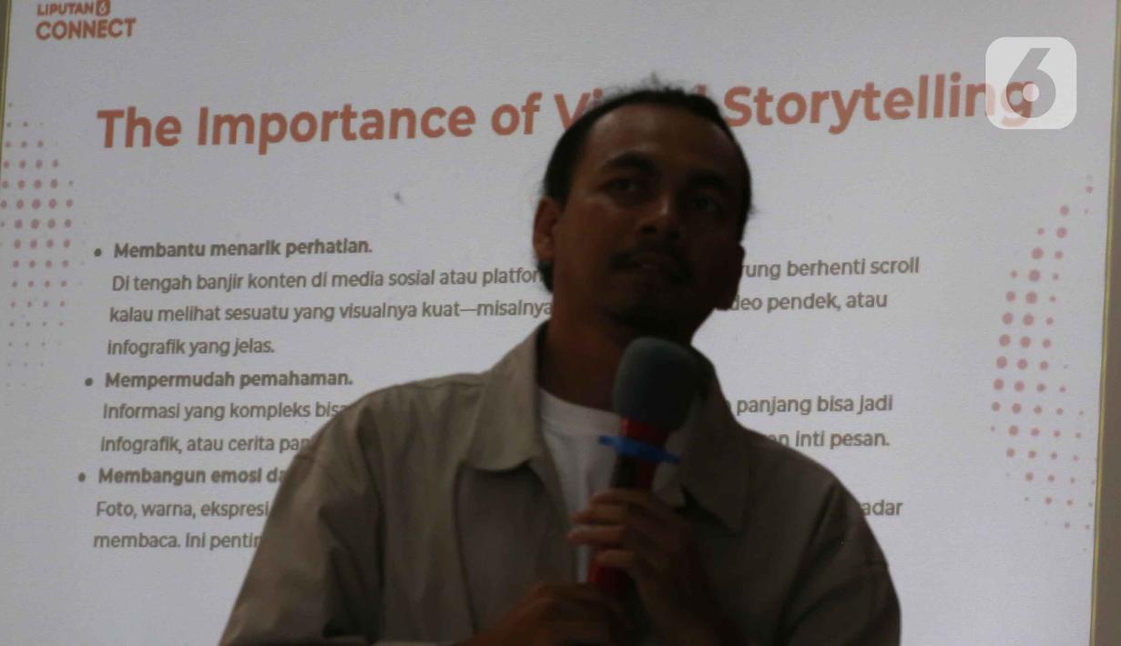 Sementara, dalam sesi kedua kedua, Program Director KapanLagi Youniverse, Roky Marcelino, mengajak para mahasiswa memahami pentingnya visual storytelling dalam menyampaikan informasi. Tampak dalam foto, Program Director KapanLagi Youniverse, Roky Marcelino, saat memberi materi dengan tema “The Power of Visual Storytelling in Digital Journalism,” dalam program Liputan6 Connect di Aula Lantai 3 Kampus Trisakti School of Multimedia, Jakarta Timur, pada Kamis 2 April 2026. (Liputan6.com/Helmi Fithriansyah)