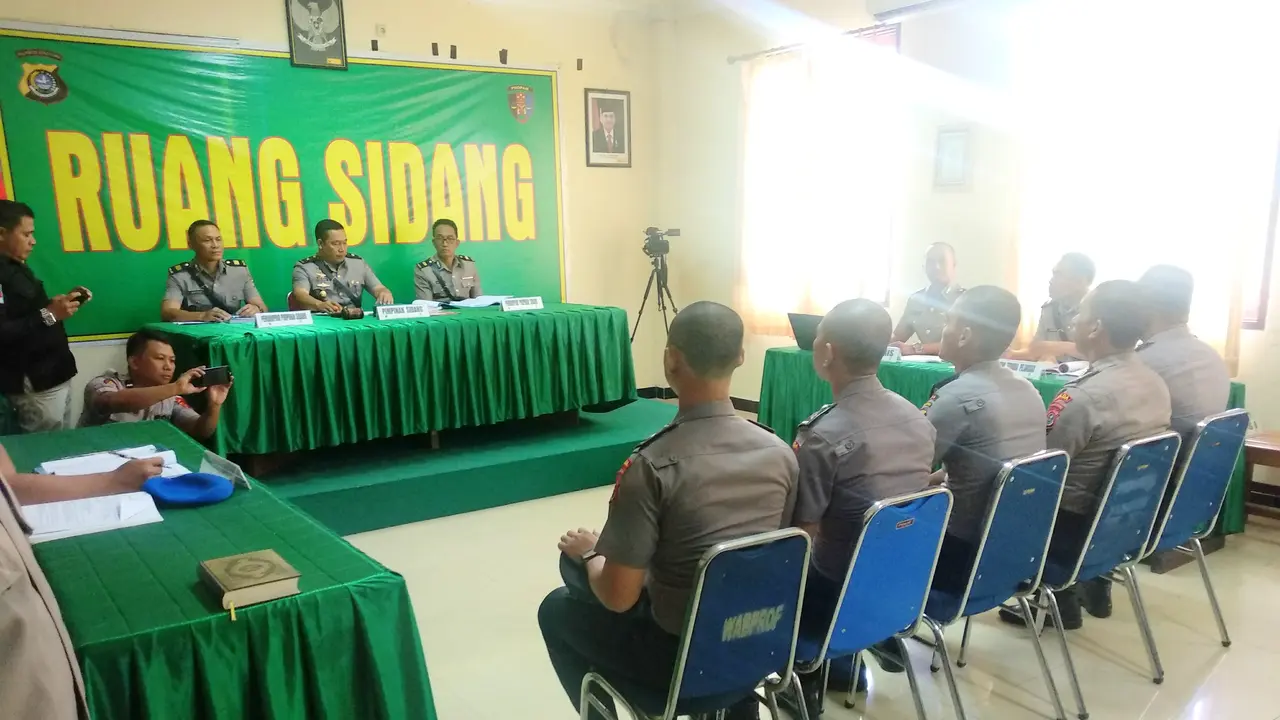 Sidang 5 orang anggota polisi Polres Kendari terkait tewasnya 2 orang mahasiswa Universitas Halu Oleo, Kamis (26/9/2019).(Liputan6.com/Ahmad Akbar Fua)