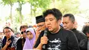 Anak sulung aktor Didi Petet, Gentar Jagat Raya meminta kepada seluruh masyarakat Indonesia untuk mau memaafkan segala kesalahan yang dilakukan oleh ayahnya semasa hidup, Jakarta, Jumat (15/5/2015). (Liputan6.com/Faisal R Syam)