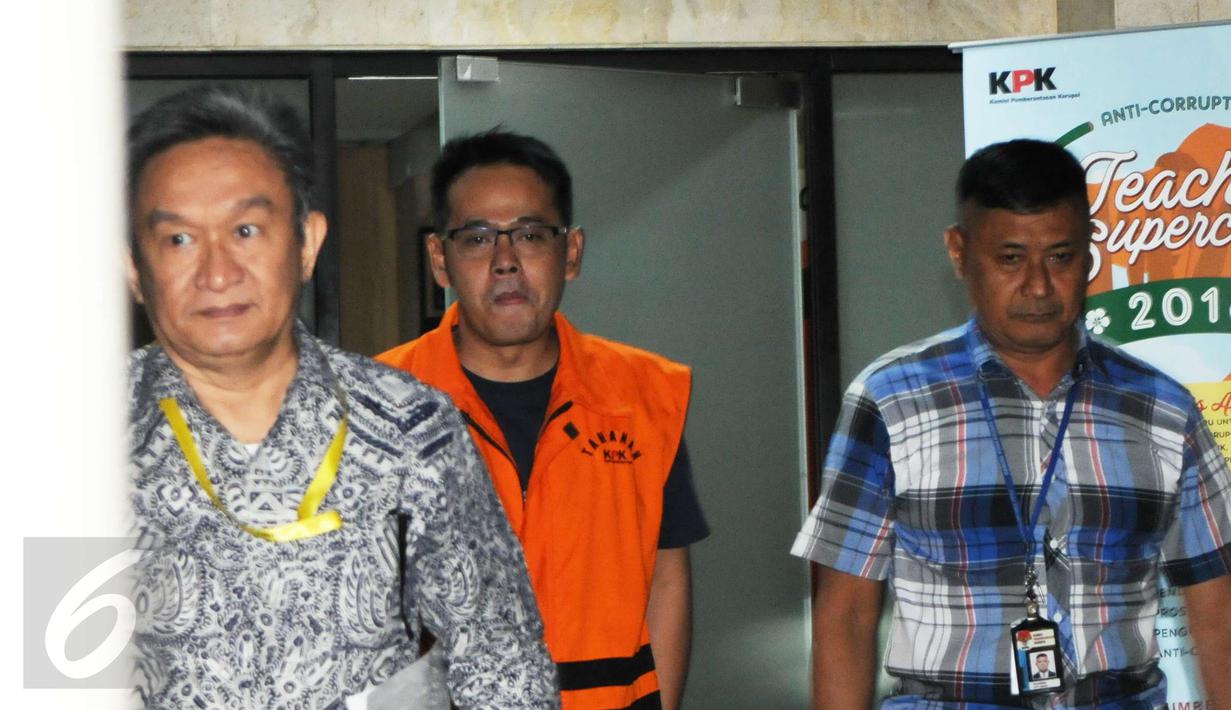 Direktur Utama PT Melati Technofo Indonesia, Fahmi Darmawansyah yang juga suami dari artis  Inneke Koesherawati  keluar dari Gedung KPK, Jakarta, Selasa (27/12). (Liputan6.com/Helmi Afandi)