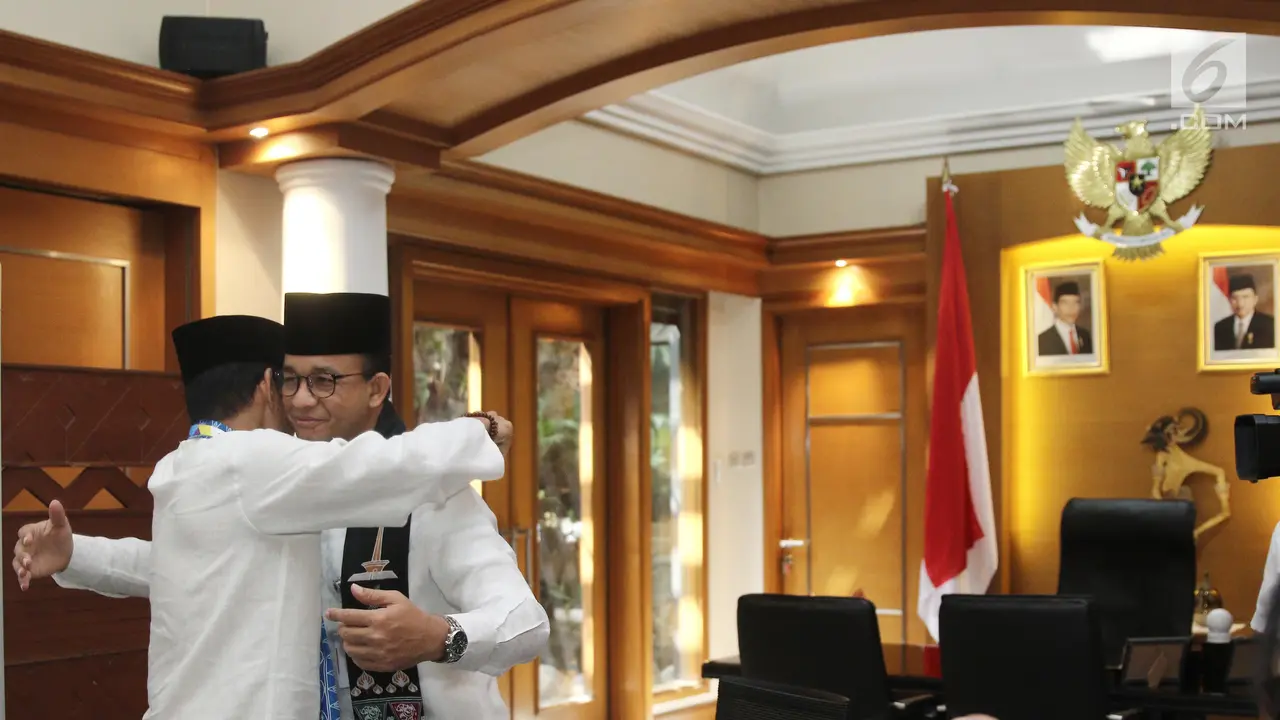 Sandiaga Uno Peluk Erat Anies Baswedan