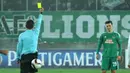 wasit asal Portugal, Hugo Miguel, mengeluarkan kartu kuning untuk gelandang Rapid, Thomas Murg yang melakukan pelanggaran terhadap pemain US Sassoulo. (Bola.com/Reza Khomaini)