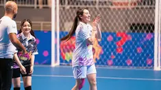 Meski terbilang baru, namun Aaliyah Massaid tampak bersemangat saat ikut pertandingan futsal. Dirinya pun terlihat bergabung dengan tim putih dari THR Group bersama Thariq Halilintar. (Liputan6.com/IG/@aaliyah.massaid)