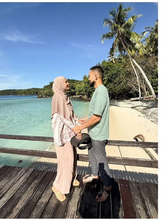 5 Gaya Sederhana Hijab Look Shireen Sungkar saat Pulang Kampung ke Aceh