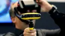 Seorang jurnalis mencoba kamera video Vuze 3D 360 di booth Vuze saat berlangsungnya Pameran Photokina di Cologne, Jerman, (20/9). Pameran ini berlangsung 20-25 September 2016. (REUTERS/Fabrizio Bensch)