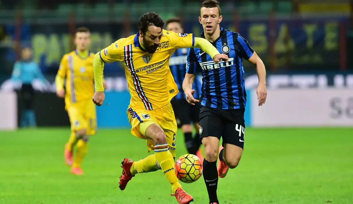 Striker Inter Milan, Ivan Perisic, berusaha menghentikan laju pemain Sampdoria, Mattia Cassani, dalam lanjutan Serie A Italia di Stadion Giuseppe Meazza, Milan, Minggu (21/2/2016). (AFP/Giuseppe Cacace)