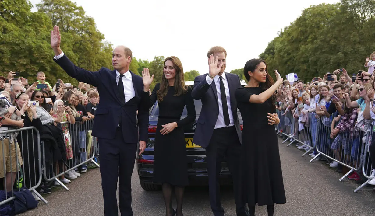 <p>Pangeran William, Kate Middleton, Pangeran Harry, dan Meghan Markle, menyapa para pengunjung yang datang ke kastil Windsor memberikan penghormatan kepada Ratu Elizabeth II. (Foto: Kirsty O'Connor/Pool Photo via AP)</p>