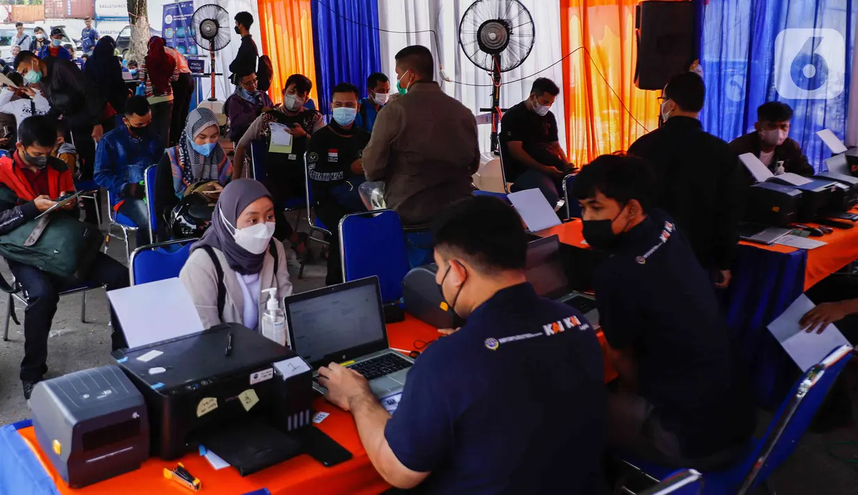 <p>Petugas mendata pengirim sepeda motor di Stasiun Kampung Bandan, Jakarta Utara, Selasa (26/4/2022). PT Kereta Api Indonesia (KAI) Logistik (Kalog) menyediakan 9.280 kuota pengiriman sepeda motor gratis selama arus mudik dan arus balik Lebaran 2022. (Liputan6.com/Herman Zakharia)</p>