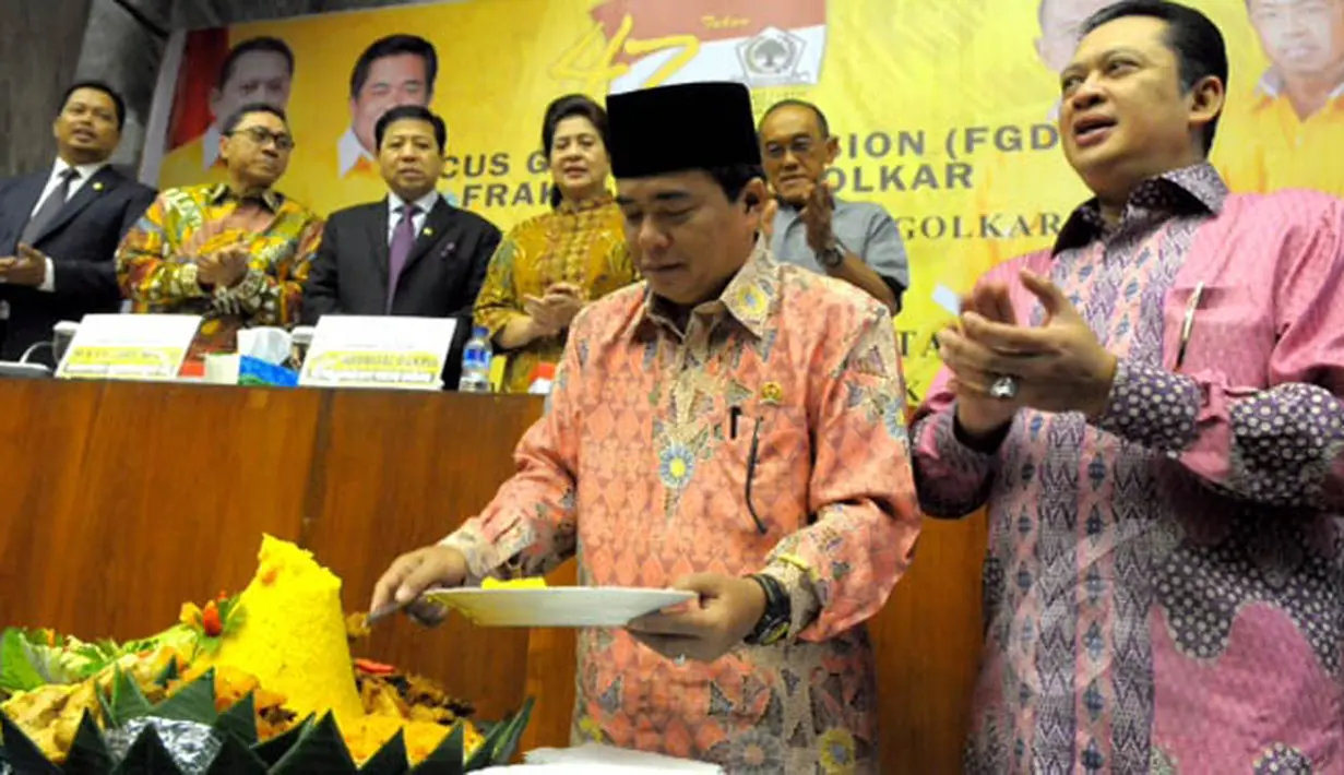 Ketua Fraksi Partai Golkar, Ade Komarudin didampingi Bambang Soesatyo (kanan) memotong tumpeng dalam Forum Group Discusion (FGD) Partai Golkar di Jakarta, Selasa (17/2). FGD tersebut bagian dari HUT Partai Golkar ke-47. (Liputan6.com/Andrian M Tunay)