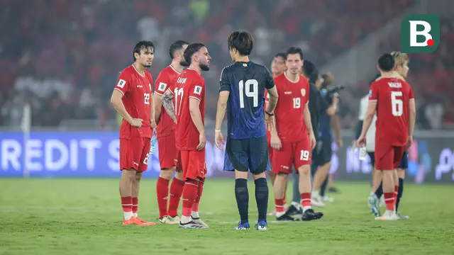 Foto: Duel Kawan Satu Tim Calvin Verdonk dan Koki Ogawa pada Laga Timnas Indonesia Vs Jepang di Kualifikasi Piala Dunia 2026