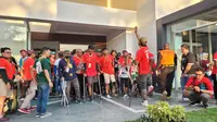 Puluhan difabel yang tergabung dalam Gibol Respect hadir memeriahkan pertandingan antara Timnas Indonesia versus Palestina. (Wahyu Pratama/Bola.com)