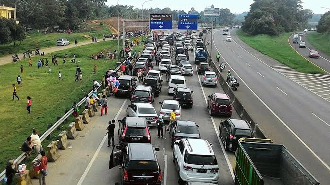 Kemacetan di jalur Puncak, Bogor.