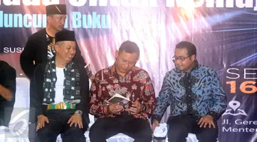 Cagub DKI Jakarta, Agus Harimurti Yudhoyono (kedua kanan) melihat buku 101 alasan memilih Mas Agus dan Mpok Sylvi saat peluncuran di Jakarta, Senin (16/1). AHY juga melakukan dialog kebangsaan bersama pendukungnya. (Liputan6.com/Helmi Fithriansyah)