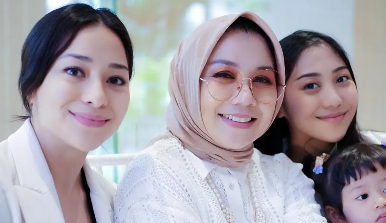 Momen perayaan ultah Nikita Willy turut dihadiri sang adik, ibu, ayah, serta sejumlah kerabat dekat. Niki dan Winona yang sama-sama sedang hamil anak kedua itu terlihat begitu kompak. Lalita Shanumikaila, anak perempuan Winona juga turut meramaikan. Bocah dua tahun itu tampil menggemaskan. (Liputan6.com/IG/@yorafebrina)