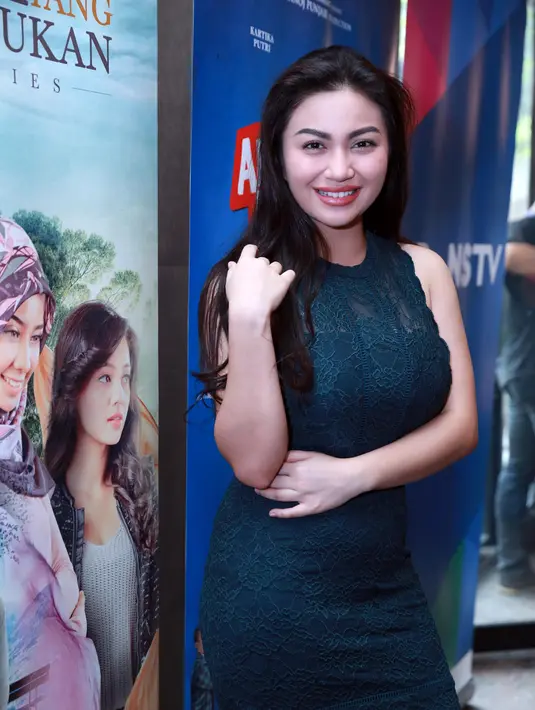 Selain sedang berbahagia, terdengar juga kabar tak sedap. Pemain dalam film Kawin Laris itu juga disebut-sebut orang ketiga dibalik putusnya Ryuji Utomo dengan Yuki Kato. (Nurwahyunan/Bintang.com)