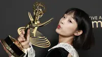 Aktris Korea Selatan Lee Yoo-mi memenangkan gelar Aktris Tamu Luar Biasa dalam Serial Drama untuk perannya di Squid Games di hari kedua Creative Arts Emmy Awards yang digelar di Microsoft Theater di Los Angeles, AS, 4 September 2022. (Michael Tran / AFP)