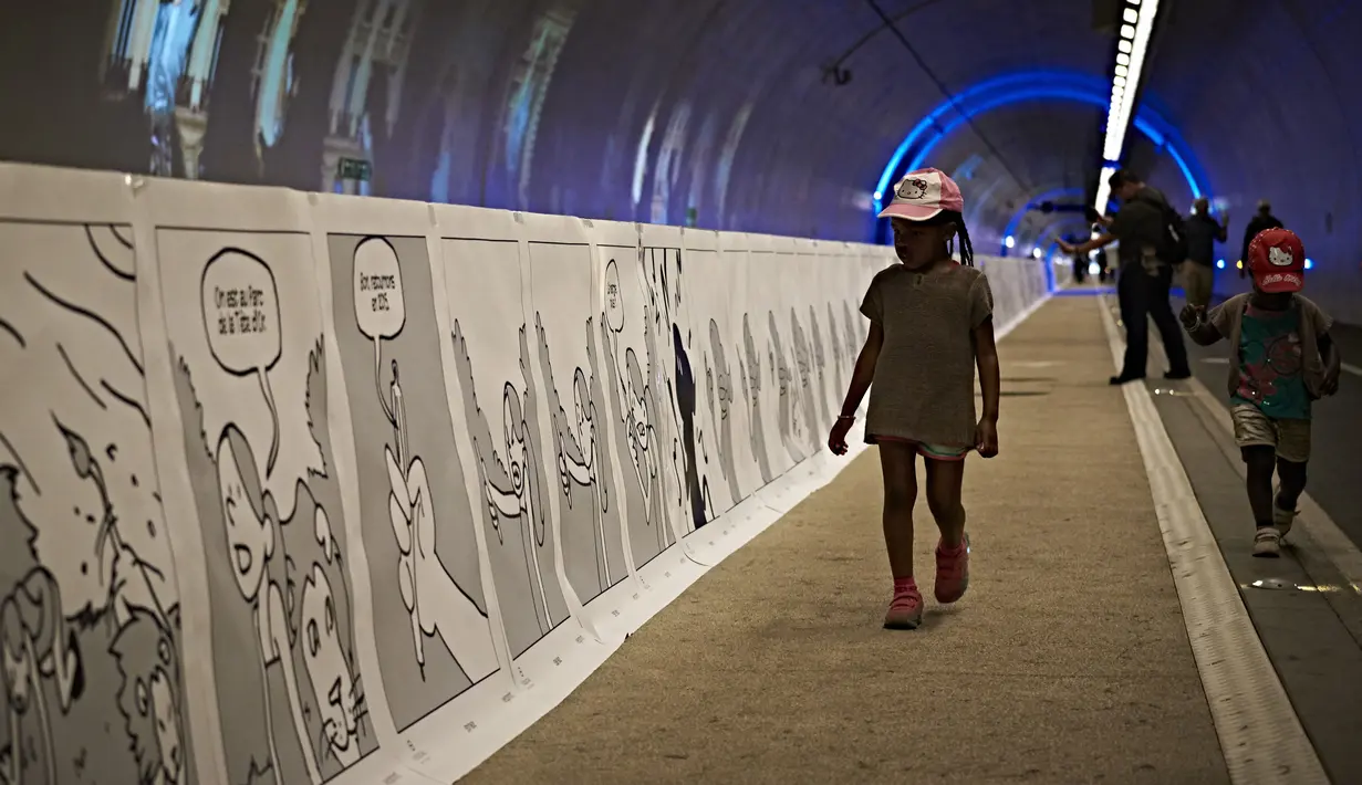 Sekelompok seniman Prancis memecahkan rekor komik strip terpanjang di dunia, Senin (23/5). Karya seni yang terdapat di kota Lyon, Paris panjangnya mencapai 1,6 kilometer. (AFP Photo/Jean Philippe)