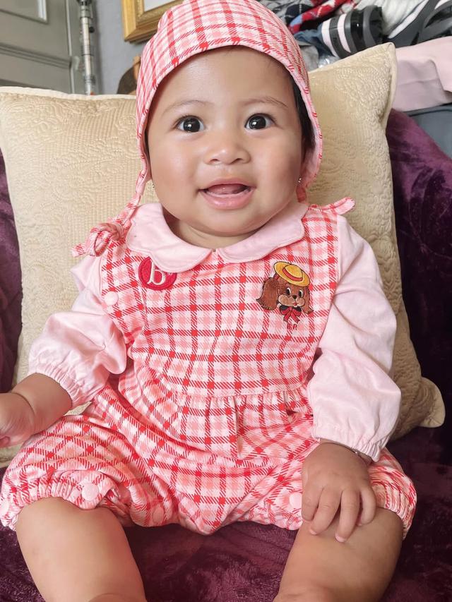 Potret gemas Lily pakai baju kotak-kotak (credit: instagram/raffinagita1717)